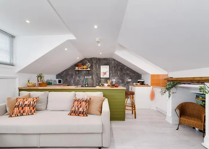 The Penthouse 3 Minutes To The Beach, Super Comfy Beds, Part Of Burlington-Escapes